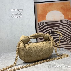 
BV ⛓️ new frosted chain jodie for fall/winter.
Bottega Venetal's Mini Jodie! is definitely one of the hottest it-bags in recent years.
Coinciding with the popular crescent-shaped moon bag makes this full, rounded handbag more popular while also innovatin