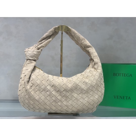 
New frosted chain jodie for fall/winter.
Bottega Venetal's Mini Jodie! is definitely one of the hottest it-bags in recent years.
Coinciding with the popular crescent-shaped moon bag makes this full, rounded handbag more popular while also innovating on t