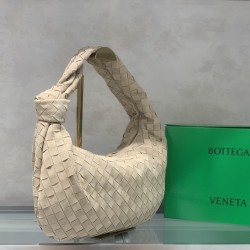 
New frosted chain jodie for fall/winter.
Bottega Venetal's Mini Jodie! is definitely one of the hottest it-bags in recent years.
Coinciding with the popular crescent-shaped moon bag makes this full, rounded handbag more popular while also innovating on t