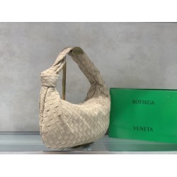 
New frosted chain jodie for fall/winter.
Bottega Venetal's Mini Jodie! is definitely one of the hottest it-bags in recent years.
Coinciding with the popular crescent-shaped moon bag makes this full, rounded handbag more popular while also innovating on t