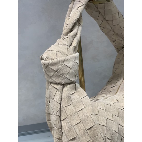 
New frosted chain jodie for fall/winter.
Bottega Venetal's Mini Jodie! is definitely one of the hottest it-bags in recent years.
Coinciding with the popular crescent-shaped moon bag makes this full, rounded handbag more popular while also innovating on t