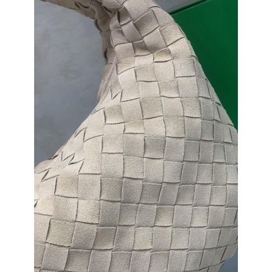 
New frosted chain jodie for fall/winter.
Bottega Venetal's Mini Jodie! is definitely one of the hottest it-bags in recent years.
Coinciding with the popular crescent-shaped moon bag makes this full, rounded handbag more popular while also innovating on t