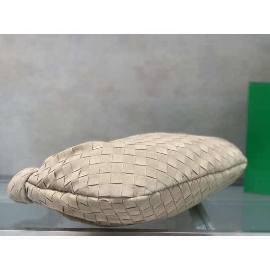 
New frosted chain jodie for fall/winter.
Bottega Venetal's Mini Jodie! is definitely one of the hottest it-bags in recent years.
Coinciding with the popular crescent-shaped moon bag makes this full, rounded handbag more popular while also innovating on t