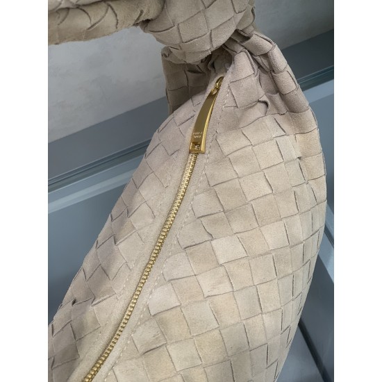 
New frosted chain jodie for fall/winter.
Bottega Venetal's Mini Jodie! is definitely one of the hottest it-bags in recent years.
Coinciding with the popular crescent-shaped moon bag makes this full, rounded handbag more popular while also innovating on t