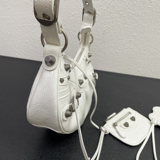 Small Balenci Le Cagole Half Crescent Armpit Bag Dumpling Bag Out of stock! 
Tribute to the classic biker bag series heavy new bomb debut la ~ in the traditional biker bag improved adjustable woven shoulder strap additional eyelets and hanging leather car