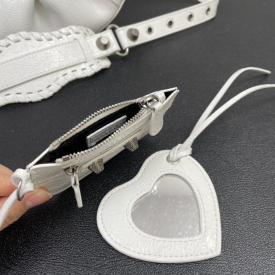 Small Balenci Le Cagole Half Crescent Armpit Bag Dumpling Bag Out of stock! 
Tribute to the classic biker bag series heavy new bomb debut la ~ in the traditional biker bag improved adjustable woven shoulder strap additional eyelets and hanging leather car