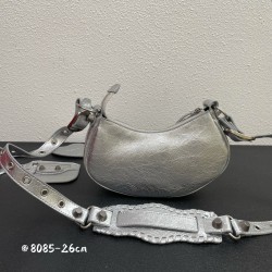 Balenci Le Cagole Half Moon Crescent Underarm Bag Dumpling Bag Shipped! 
Tribute to the classic biker bag series heavy new bomb debut la ~ in the traditional biker bag on the improvement of adjustable woven shoulder strap additional eyelets and hanging le