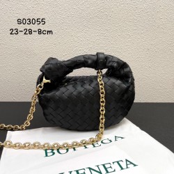 340, BV⛓️ new chain jodie for fall/winter.
Bottega Venetal's Mini Jodie! is definitely one of the hottest it-bags in recent years.
Coinciding with the popular crescent-shaped crescent moon bag makes this full and rounded handbag more popular at the same t