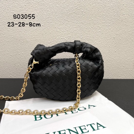 340, BV⛓️ new chain jodie for fall/winter.
Bottega Venetal's Mini Jodie! is definitely one of the hottest it-bags in recent years.
Coinciding with the popular crescent-shaped crescent moon bag makes this full and rounded handbag more popular at the same t