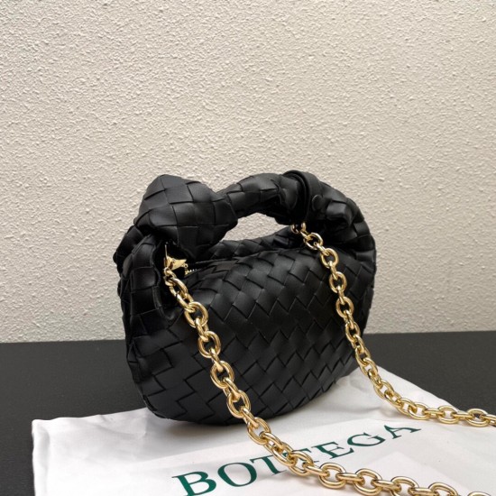 340, BV⛓️ new chain jodie for fall/winter.
Bottega Venetal's Mini Jodie! is definitely one of the hottest it-bags in recent years.
Coinciding with the popular crescent-shaped crescent moon bag makes this full and rounded handbag more popular at the same t