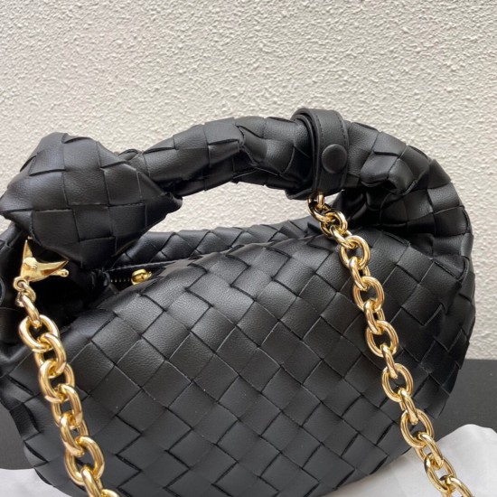 340, BV⛓️ new chain jodie for fall/winter.
Bottega Venetal's Mini Jodie! is definitely one of the hottest it-bags in recent years.
Coinciding with the popular crescent-shaped crescent moon bag makes this full and rounded handbag more popular at the same t