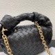 340, BV⛓️ new chain jodie for fall/winter.
Bottega Venetal's Mini Jodie! is definitely one of the hottest it-bags in recent years.
Coinciding with the popular crescent-shaped crescent moon bag makes this full and rounded handbag more popular at the same t