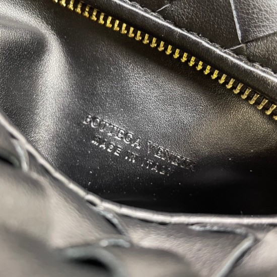 340, BV⛓️ new chain jodie for fall/winter.
Bottega Venetal's Mini Jodie! is definitely one of the hottest it-bags in recent years.
Coinciding with the popular crescent-shaped crescent moon bag makes this full and rounded handbag more popular at the same t