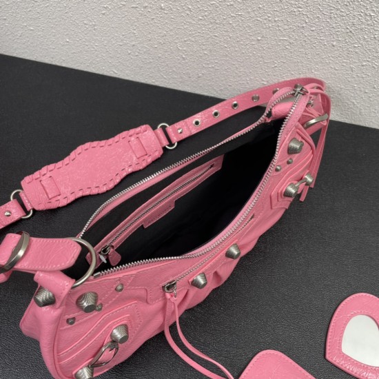 Balenci Le Cagole Half Moon Crescent Underarm Bag Dumpling Bag Shipped! 
Tribute to the classic biker bag series new heavy bomb debut la ~ in the traditional biker bag on the improvement of adjustable woven shoulder strap additional eyelets and hanging le