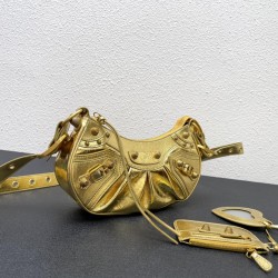 Balenci Le Cagole Half Moon Crescent Underarm Bag Dumpling Bag Shipped! 
Tribute to the classic biker bag series heavy new bomb debut la ~ in the traditional biker bag on the improvement of adjustable woven shoulder strap additional eyelets and hanging le