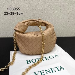 New fall/winter chain jodie ⛓️
Bottega Venetal's Mini Jodie! is definitely one of the hottest it-bags in recent years.
Coinciding with the popular crescent-shaped moon bag makes this full, rounded handbag more popular while also innovating on this popular