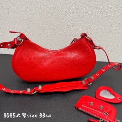 Large Balenci Le Cagole Half Crescent Armpit Bag Dumpling Bag Out of stock! 
Tribute to the classic biker bag series heavy new bomb debut la ~ in the traditional biker bag on the improvement of adjustable woven shoulder strap additional eyelets and hangin