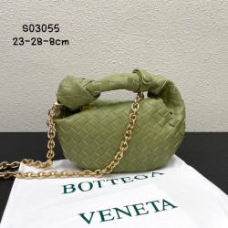 New fall/winter chain jodie ⛓️
Bottega Venetal's Mini Jodie! is definitely one of the hottest it-bags in recent years.
Coinciding with the popular crescent-shaped moon bag makes this full, rounded handbag more popular while also innovating on this popular