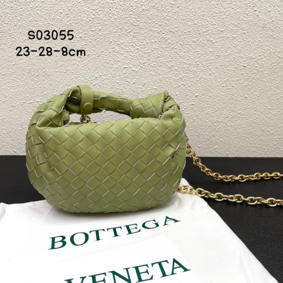 New fall/winter chain jodie ⛓️
Bottega Venetal's Mini Jodie! is definitely one of the hottest it-bags in recent years.
Coinciding with the popular crescent-shaped moon bag makes this full, rounded handbag more popular while also innovating on this popular