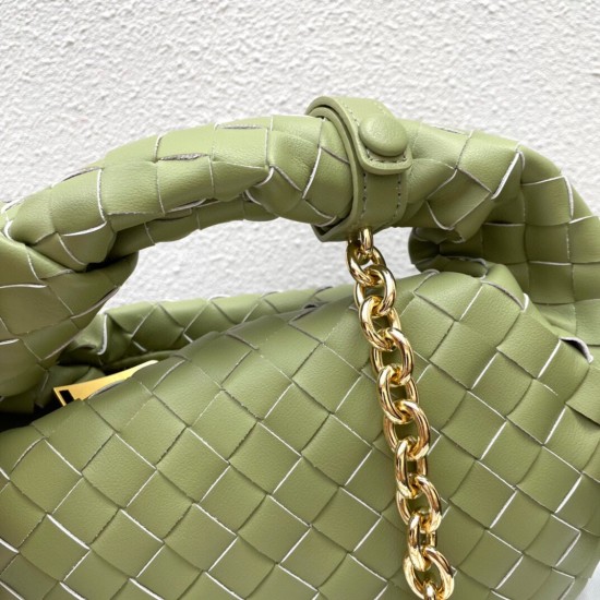 New fall/winter chain jodie ⛓️
Bottega Venetal's Mini Jodie! is definitely one of the hottest it-bags in recent years.
Coinciding with the popular crescent-shaped moon bag makes this full, rounded handbag more popular while also innovating on this popular