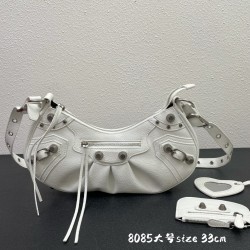 Large Balenci Le Cagole Half Crescent Armpit Bag Dumpling Bag Out of stock! 
Tribute to the classic biker bag series heavy new bomb debut la ~ in the traditional biker bag on the improvement of adjustable woven shoulder strap additional eyelets and hangin