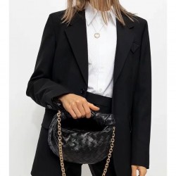 New fall/winter chain jodie ⛓️
Bottega Venetal's Mini Jodie! is definitely one of the hottest it-bags in recent years.
Coinciding with the popular crescent-shaped moon bag makes this full, rounded handbag more popular while also innovating on this popular