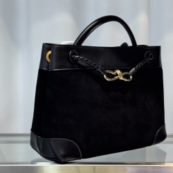 BV New Andiamo Tote Bag Intrecciato woven leather with sliding crossbody strap Interior compartments including 1 zipper pocket and 2 open pockets . The most practical bag of the season Extra large interior capacity! The overall design is not too much just