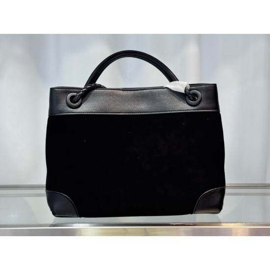 BV New Andiamo Tote Bag Intrecciato woven leather with sliding crossbody strap Interior compartments including 1 zipper pocket and 2 open pockets . The most practical bag of the season Extra large interior capacity! The overall design is not too much just