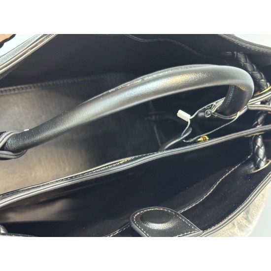 BV New Andiamo Tote Bag Intrecciato woven leather with sliding crossbody strap Interior compartments including 1 zipper pocket and 2 open pockets . The most practical bag of the season Extra large interior capacity! The overall design is not too much just