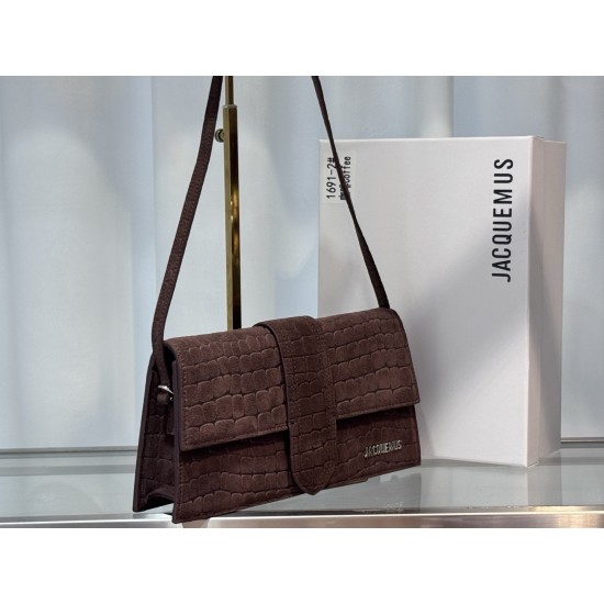 
Frosted crocodile pattern on the ins really fire explosion of niche brands and new explosive models.
Design of the new bag type also added suede material more suitable for the texture of autumn and winter can be turned into a handbag in seconds impeccabl