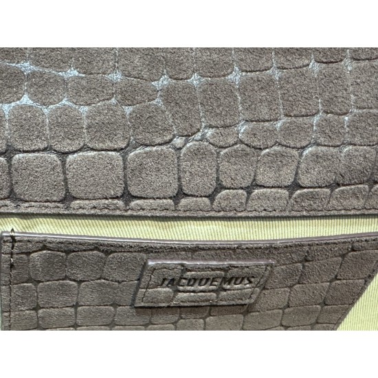 
Frosted crocodile pattern on the ins really fire explosion of niche brands and new explosive models.
Design of the new bag type also added suede material more suitable for the texture of autumn and winter can be turned into a handbag in seconds impeccabl
