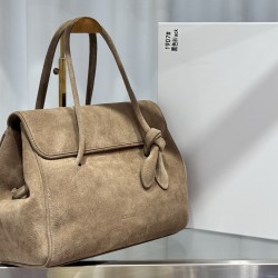 Jacquemux Collection Head-brushed cowhide From the shape and design to the internal structure, the bag is a bit of Row in Row air There is a heartwarming 