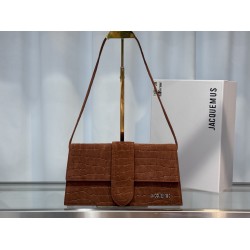 
Frosted crocodile pattern on the ins really fire explosion of niche brands and new explosive models.
Design of the new bag type also added suede material more suitable for the texture of autumn and winter can be turned into a handbag in seconds impeccabl