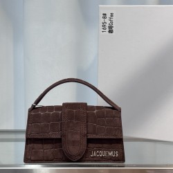 Brushed crocodile leather bamnino new crossbody bag
The niche brand that's been blowing up on ins is back with a new model.
The new bag design also adds suede material, which is more suitable for the texture of fall and winter. It can be turned into a han