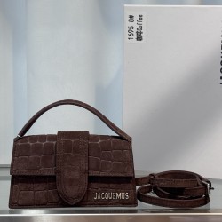 Brushed crocodile leather bamnino new crossbody bag
The niche brand that's been blowing up on ins is back with a new model.
The new bag design also adds suede material, which is more suitable for the texture of fall and winter. It can be turned into a han