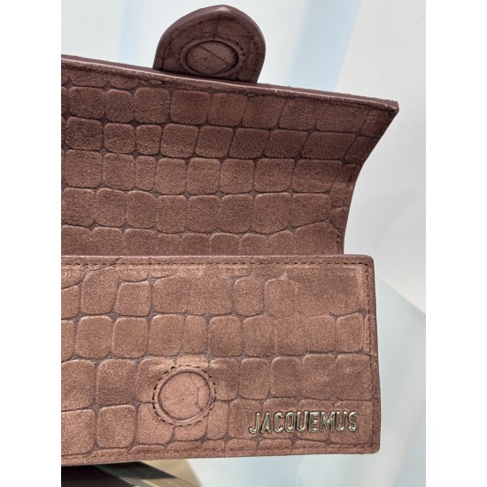 Brushed crocodile leather bamnino new crossbody bag
The niche brand that's been blowing up on ins is back with a new model.
The new bag design also adds suede material, which is more suitable for the texture of fall and winter. It can be turned into a han