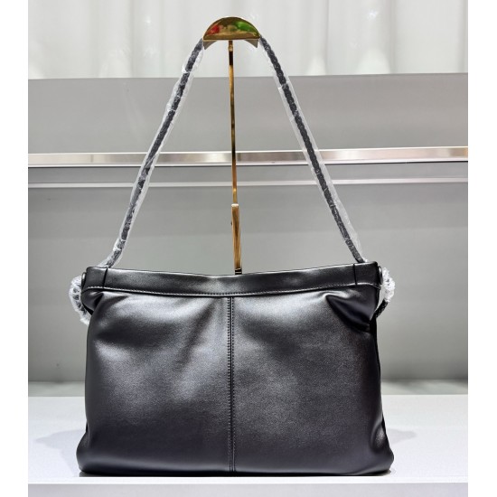 BV Brushed Patchwork Leather Reversible Large
Model No.: Large: 99088
         Small: 99091#
Large size: 47*37cm
Small size: 40x35cm
Material：Frosted Patchwork Leather