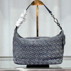 Fall and winter frosted explosive dog walking bag &amp; lunch box bag
#The dog walking bag comes with a sense of unintentional looseness, lazy lunch box bag type, calfskin leather weaving feel thieves soft ~ on the body full of spontaneity, does not s