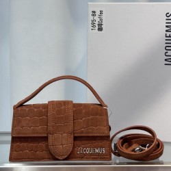 Brushed crocodile leather bamnino new crossbody bag
The niche brand that's been blowing up on ins is back with a new model.
The new bag design also adds suede material, which is more suitable for the texture of fall and winter. It can be turned into a han