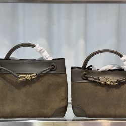 BV New Andiamo Tote Bag Intrecciato woven leather with sliding crossbody strap Interior compartments including 1 zipper pocket and 2 open pockets . The most practical bag of the season Extra large interior capacity! The overall design is not too much just