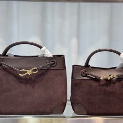 BV New Andiamo Tote Bag Intrecciato woven leather with sliding crossbody strap Interior compartments including 1 zipper pocket and 2 open pockets . The most practical bag of the season Extra large interior capacity! The overall design is not too much just