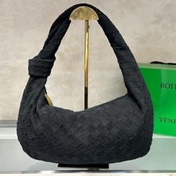 
New frosted chain jodie for fall/winter.
Bottega Venetal's Mini Jodie! is definitely one of the hottest it-bags in recent years.
Coinciding with the popular crescent-shaped moon bag makes this full, rounded handbag more popular while also innovating on t