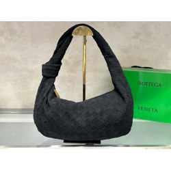 
New frosted chain jodie for fall/winter.
Bottega Venetal's Mini Jodie! is definitely one of the hottest it-bags in recent years.
Coinciding with the popular crescent-shaped moon bag makes this full, rounded handbag more popular while also innovating on t