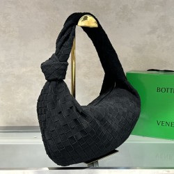 
New frosted chain jodie for fall/winter.
Bottega Venetal's Mini Jodie! is definitely one of the hottest it-bags in recent years.
Coinciding with the popular crescent-shaped moon bag makes this full, rounded handbag more popular while also innovating on t