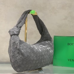 
New frosted chain jodie for fall/winter.
Bottega Venetal's Mini Jodie! is definitely one of the hottest it-bags in recent years.
Coinciding with the popular crescent-shaped moon bag makes this full, rounded handbag more popular while also innovating on t