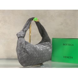
New frosted chain jodie for fall/winter.
Bottega Venetal's Mini Jodie! is definitely one of the hottest it-bags in recent years.
Coinciding with the popular crescent-shaped moon bag makes this full, rounded handbag more popular while also innovating on t