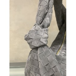 
New frosted chain jodie for fall/winter.
Bottega Venetal's Mini Jodie! is definitely one of the hottest it-bags in recent years.
Coinciding with the popular crescent-shaped moon bag makes this full, rounded handbag more popular while also innovating on t