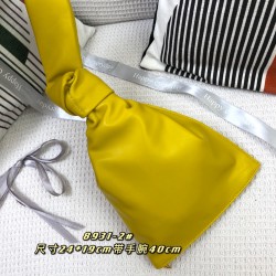 Mini Twist Jodie- Individual and Classic
Blow up this Daniel Lee to create a chic bag is really getting more and more favored by street people! Sheep 