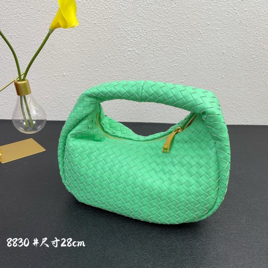 Padded jodie's latest design knitting ✧ also retained the original BV knitting elements at the same time.
And with a high-level design style, using lambskin hand-woven hot models simple and uncomplicated ^ O ^ shoulder straps wide and thick no matter how 