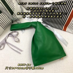 Mini Twist Jodie- Individual and Classic
Blow up this Daniel Lee to create a chic bag is really getting more and more favored by street people! Sheep 